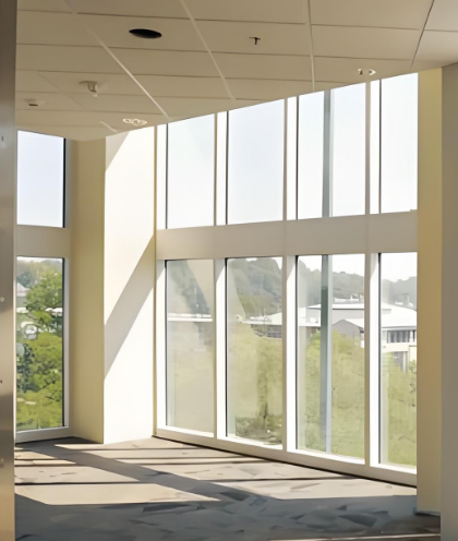 Огнестойкое закаленное прозрачное стекло с защитой от насекомых, вентилируемое плоское открывающееся окно для спальни из алюминиевого сплава со встроенным экраном