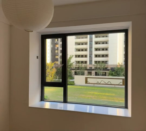 Серое звуконепроницаемое алюминиевое окно, прозрачное окно из закаленного стекла, огнестойкое окно из закаленной стеклянной пленки