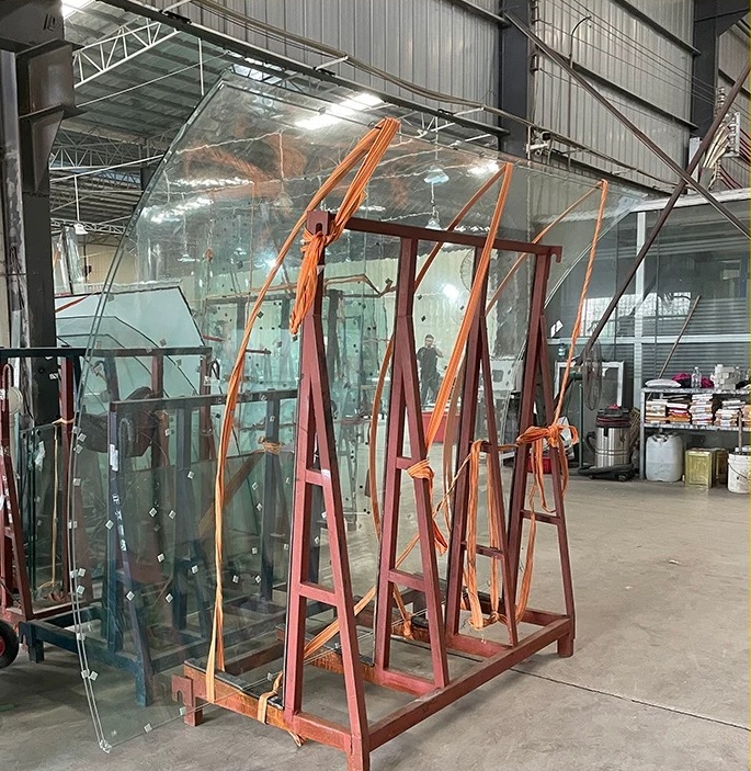 Изогнутое стекло 